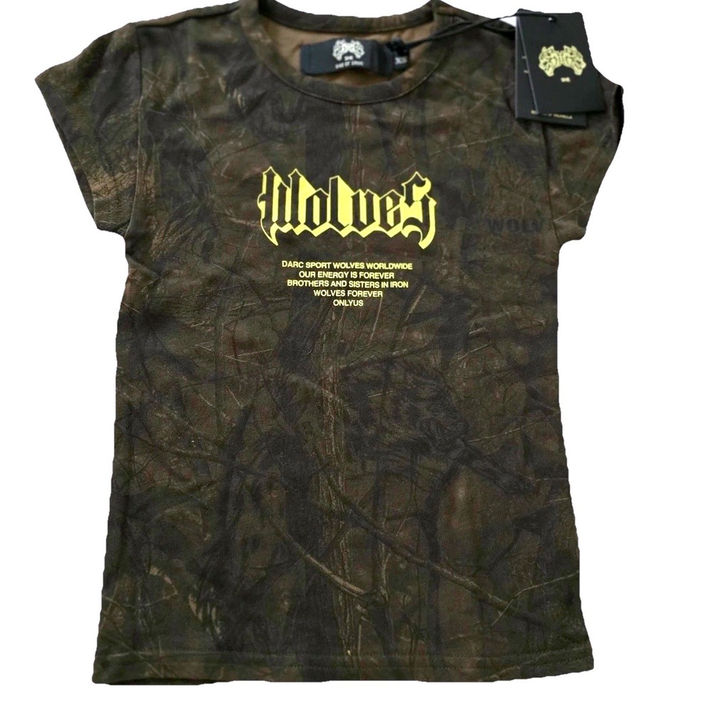 Darc Sport SHE Never Back Down‎ Baby Tee Womens XS Wolf Forest Camo Short Sleeve